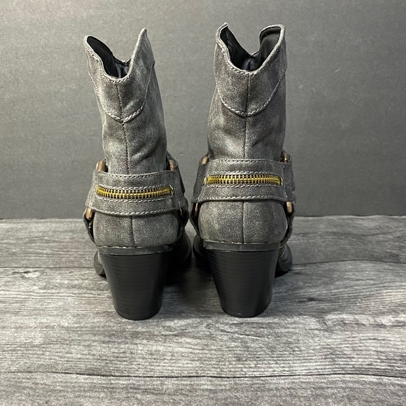 ⭐️Mo Mo grey distressed harness boots - Picture 5 of 9